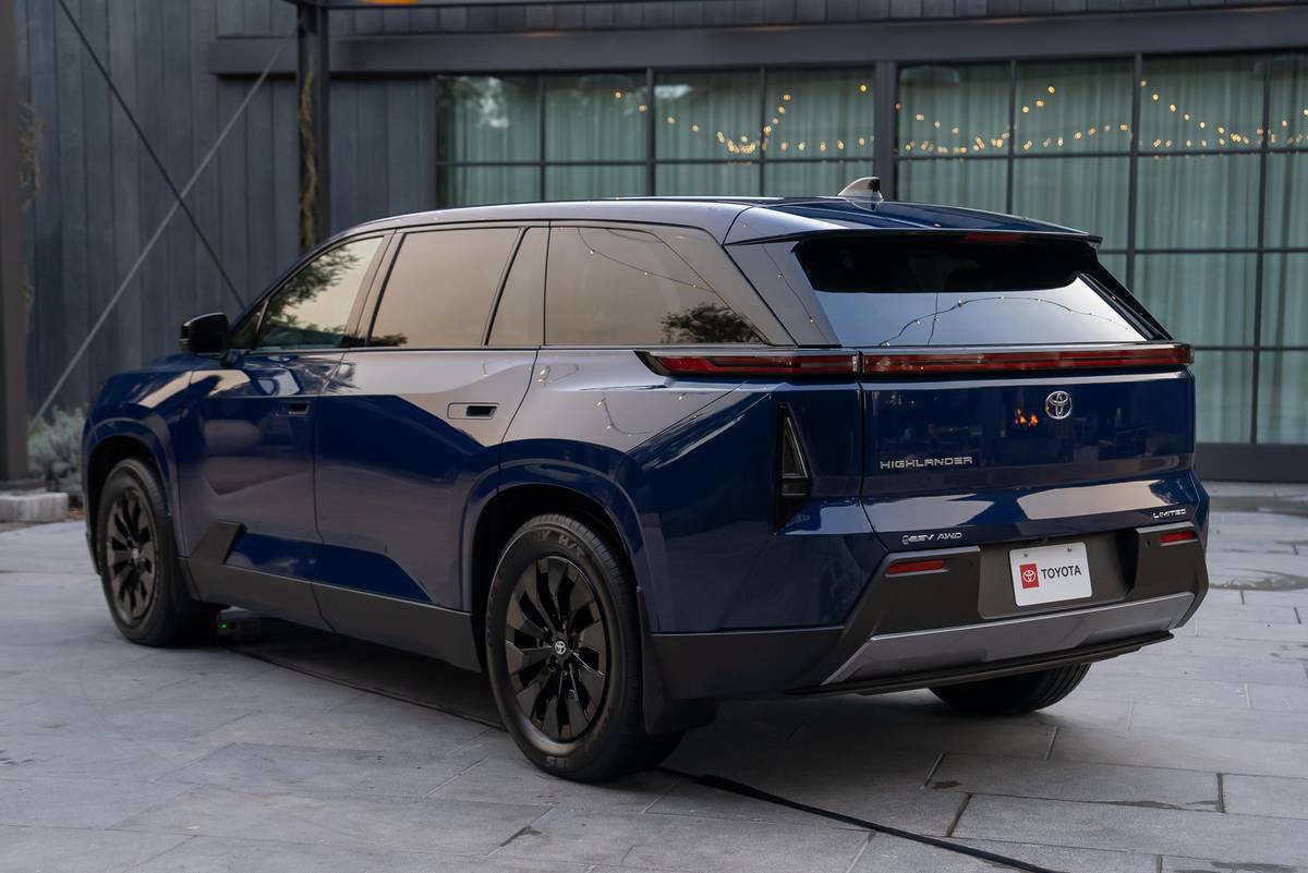 toyota highlander 2027 08 exterior rear angle jpg