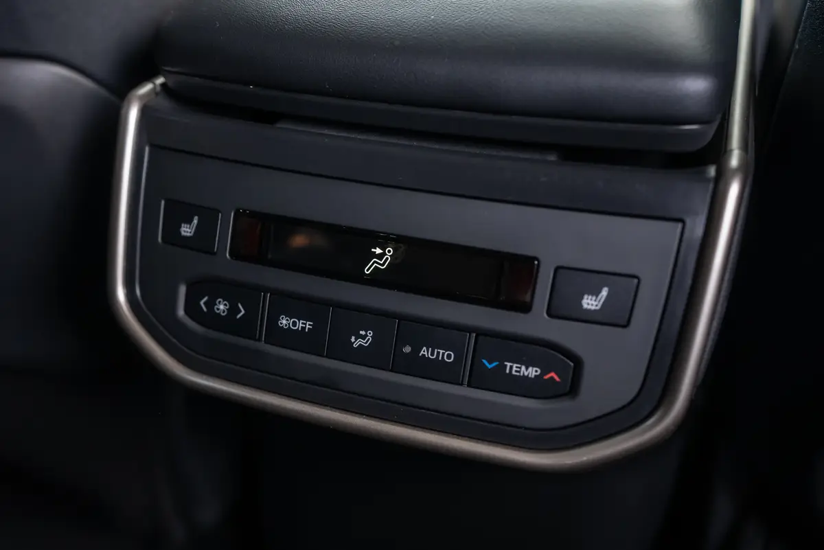 toyota highlander 2027 23 interior second row climate control jpg