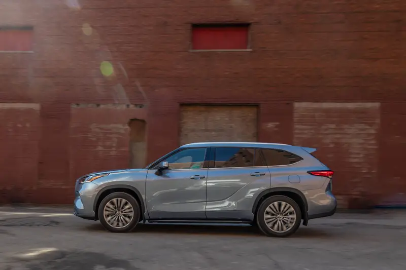 toyota-highlander-hybrid-platinum-2023-01-exterior-dynamic-profile
