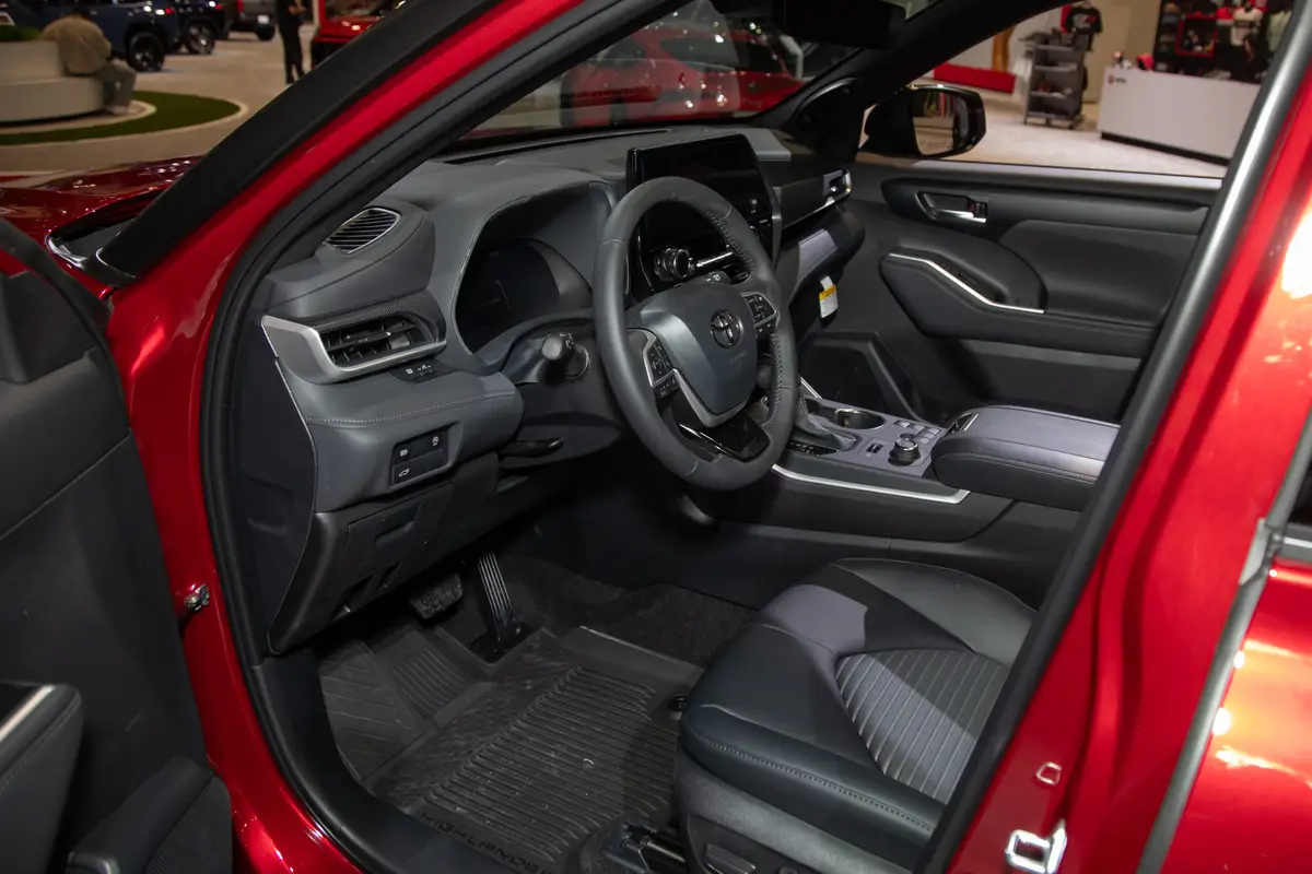 toyota highlander xse awd 2026 05 interior front row scaled jpg