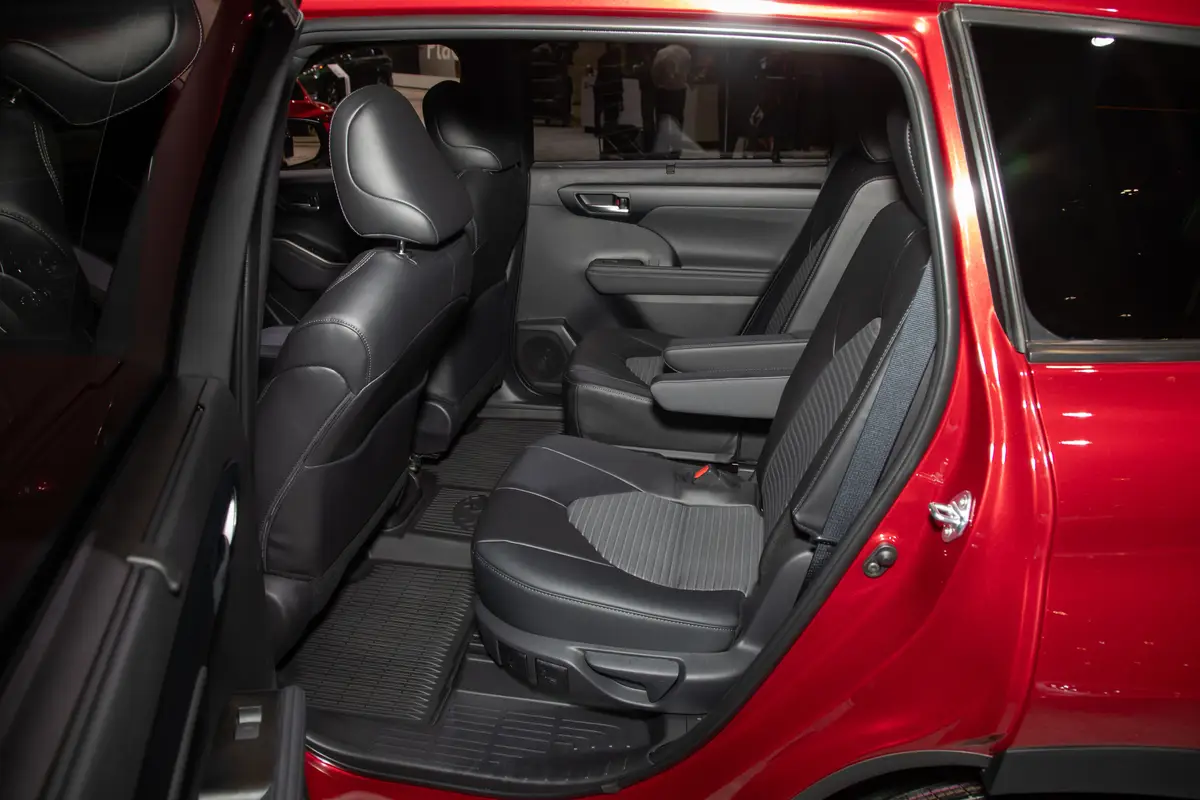 toyota highlander xse awd 2026 08 interior second row scaled jpg