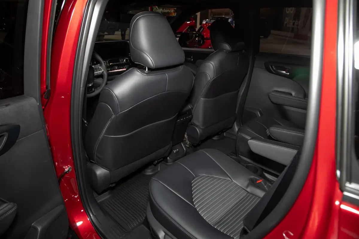 toyota highlander xse awd 2026 09 interior second row scaled jpg