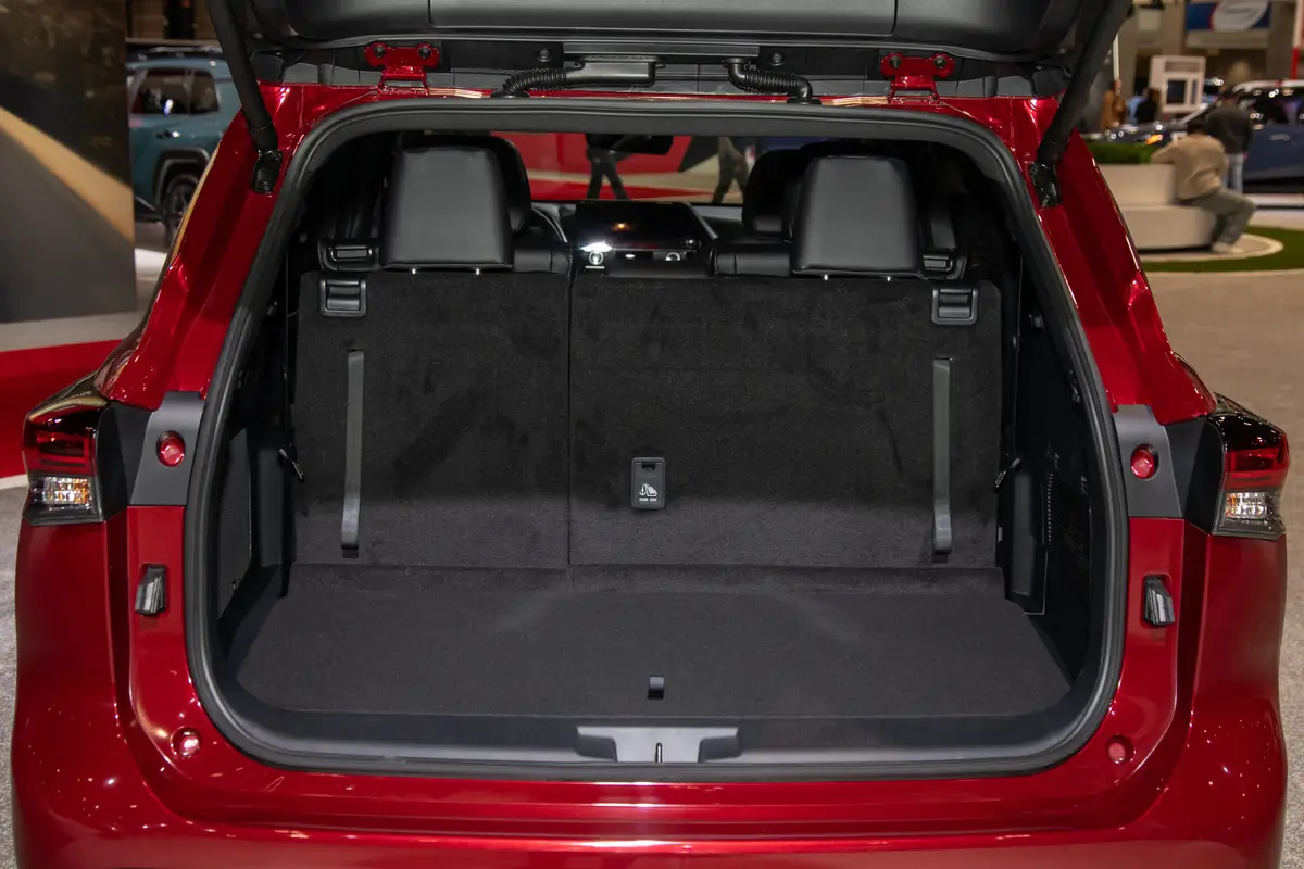 toyota highlander xse awd 2026 12 interior cargo scaled jpg