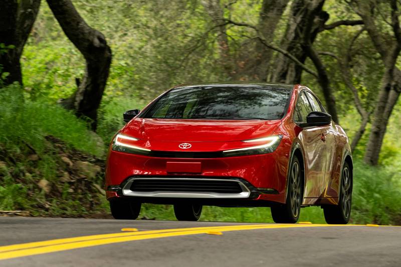 toyota-prius-PHEV-XSE-2025-exterior-oem-01