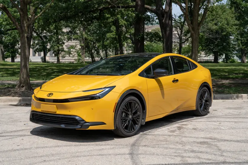 toyota-prius-nightshade-2025-01-exterior-front-angle