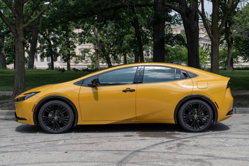 toyota-prius-nightshade-2025-03-exterior-profile