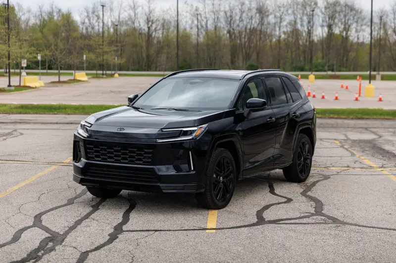 toyota-rav4-hev-xse-2026-01-exterior-front-angle