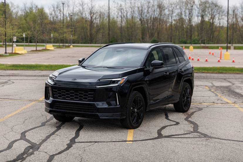 toyota-rav4-hev-xse-2026-01-exterior-front-angle