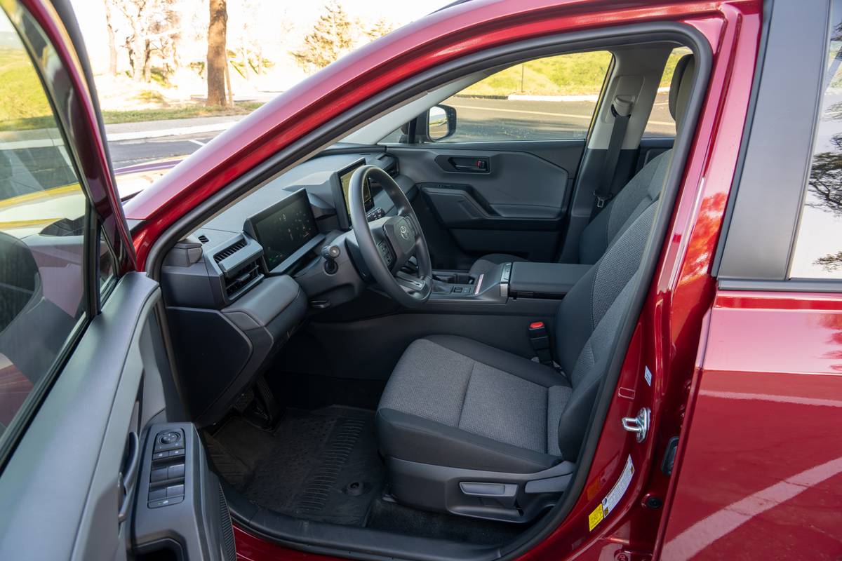 toyota rav4 hybrid le awd 2026 11 interior front row jpg