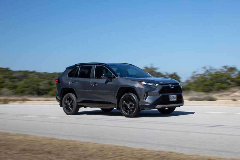 toyota-rav4-hybrid-xse-awd-2024-01-exterior-dynamic-profile