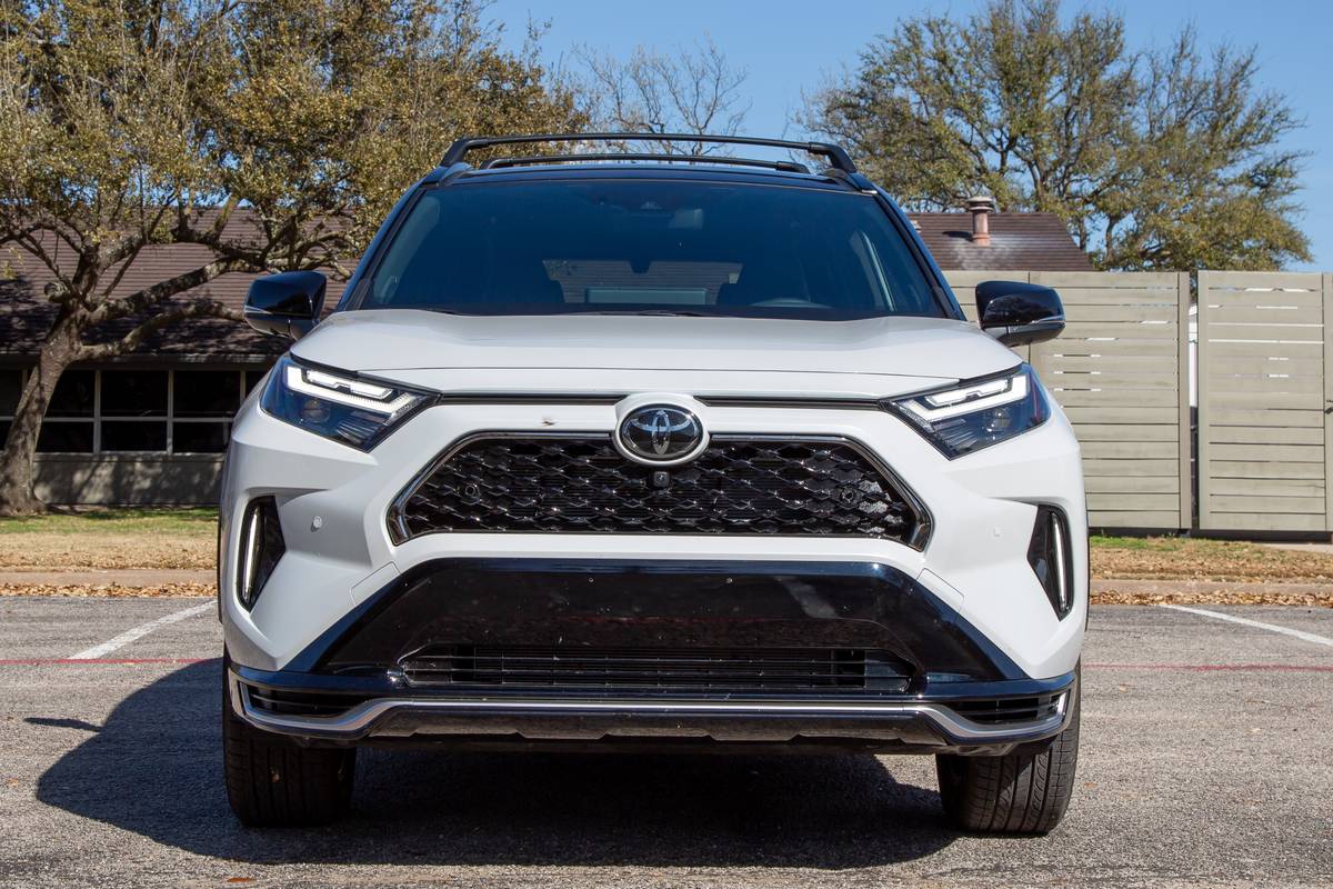 toyota rav4 plug in hybrid xse 2025 02 exterior front jpg