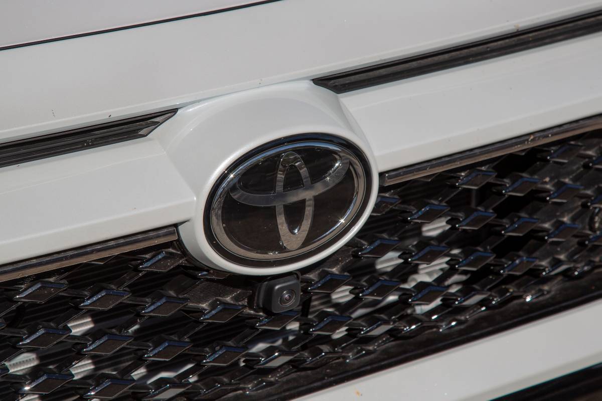 toyota rav4 plug in hybrid xse 2025 03 exterior grille badge jpg