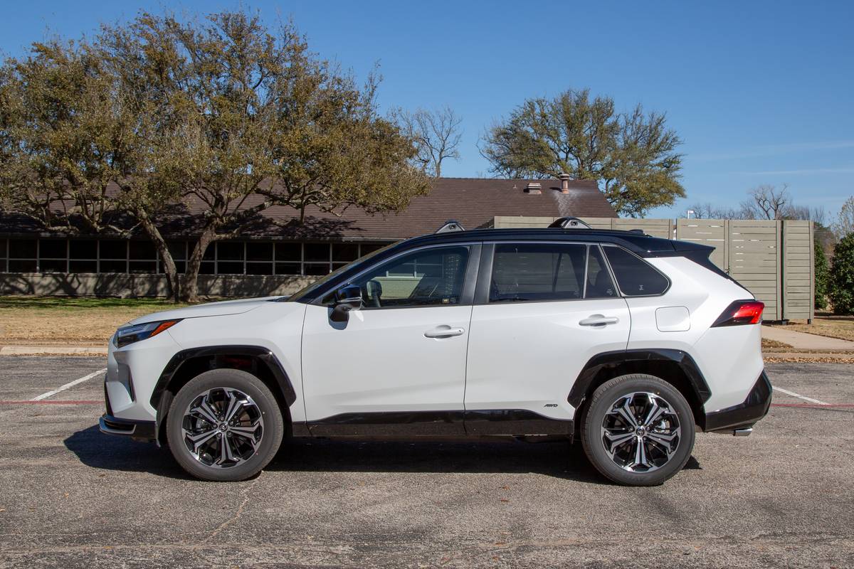 toyota rav4 plug in hybrid xse 2025 04 exterior profile jpg
