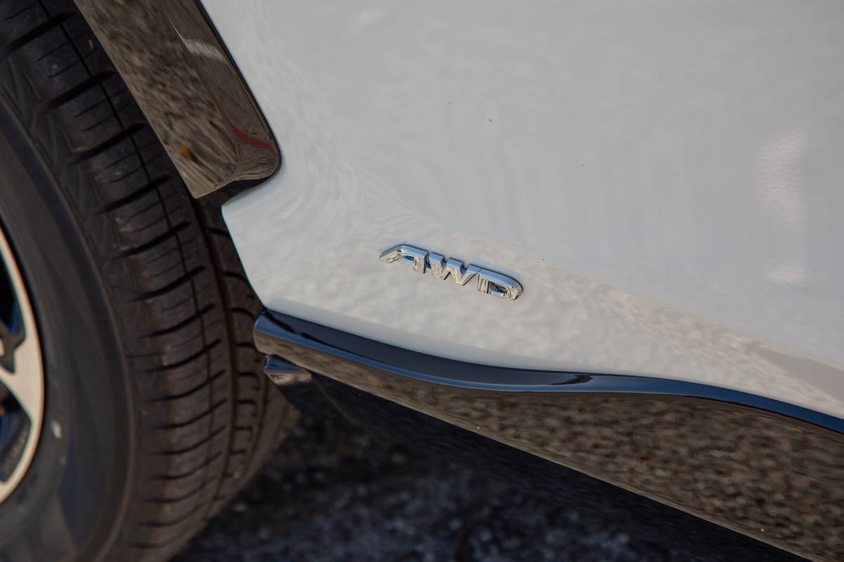 toyota rav4 plug in hybrid xse 2025 05 exterior profile badge jpg