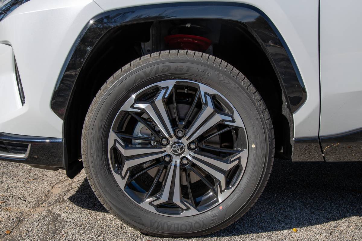 toyota rav4 plug in hybrid xse 2025 09 exterior wheel jpg