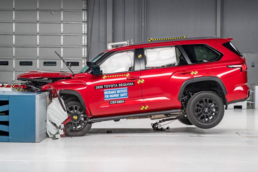 toyota-sequoia-2026-exterior-iihs-01