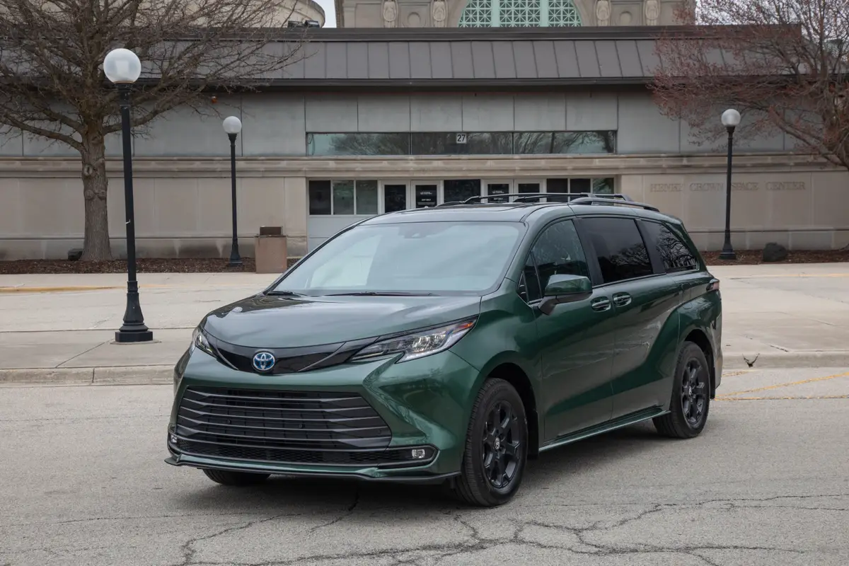 toyota sienna xle 2025 02 exterior front angle jpg