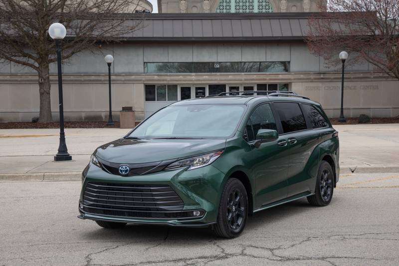 toyota-sienna-xle-2025-02-exterior-front-angle