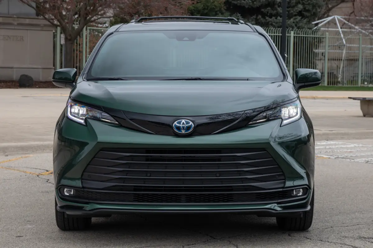 toyota sienna xle 2025 03 exterior front jpg