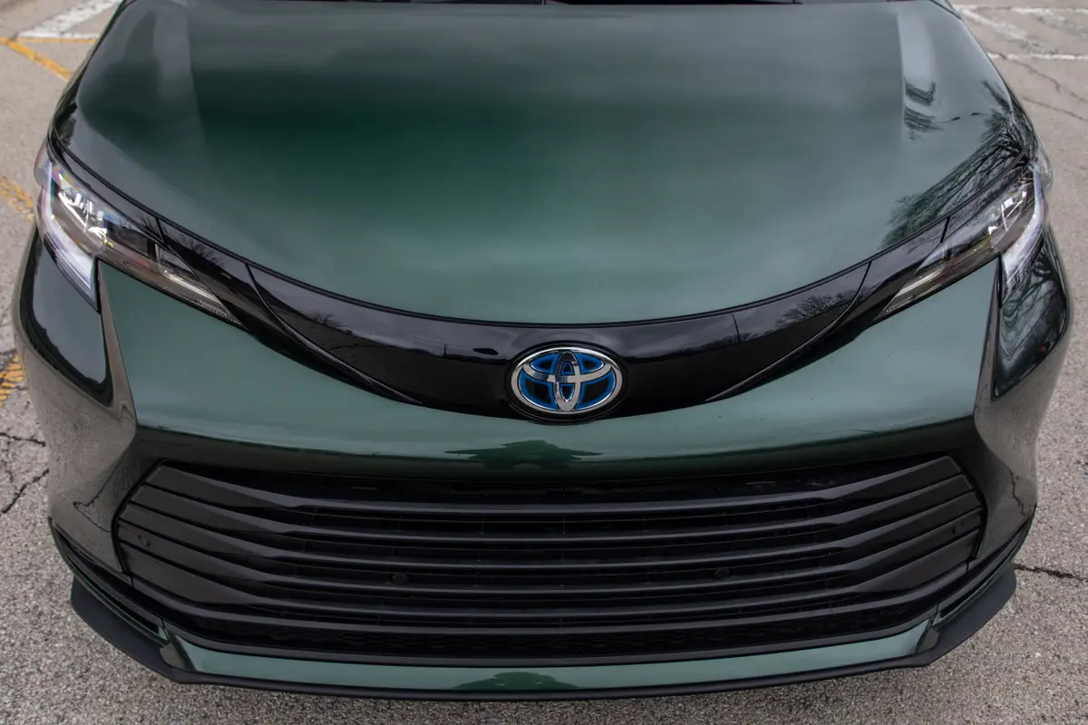 toyota sienna xle 2025 04 exterior front jpg