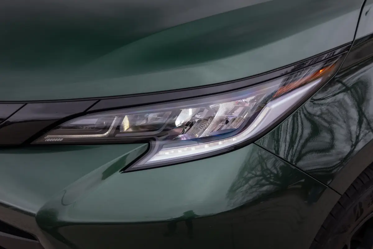 toyota sienna xle 2025 05 exterior headlight jpg