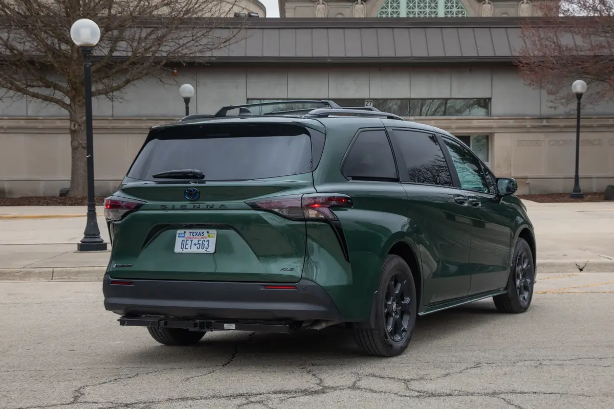 toyota sienna xle 2025 08 exterior rear angle jpg