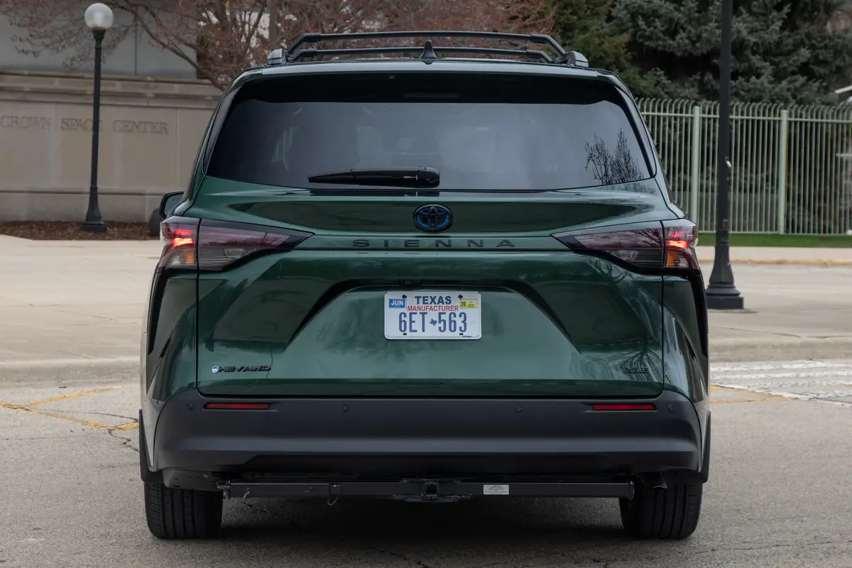 toyota sienna xle 2025 09 exterior rear jpg
