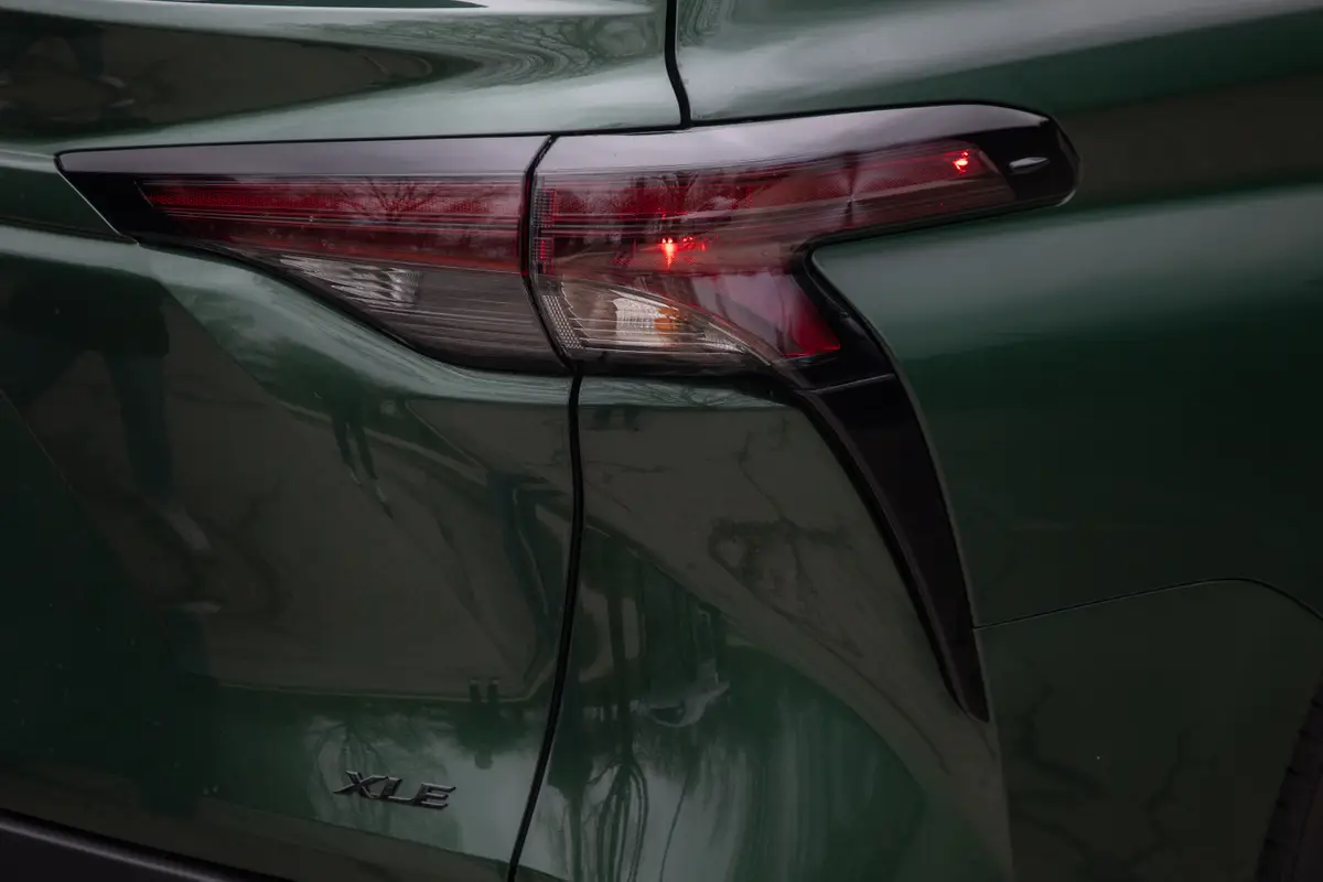 toyota sienna xle 2025 10 exterior taillight jpg