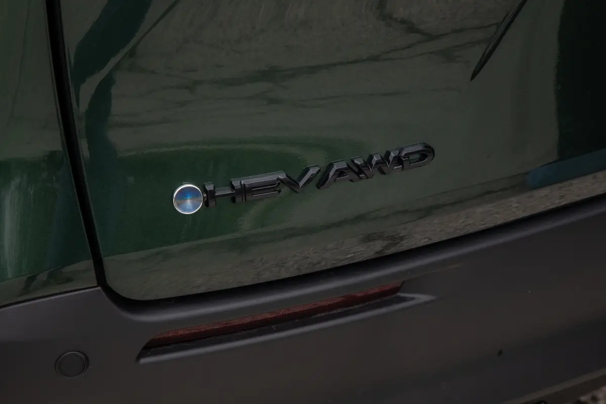 toyota sienna xle 2025 11 exterior rear badge jpg