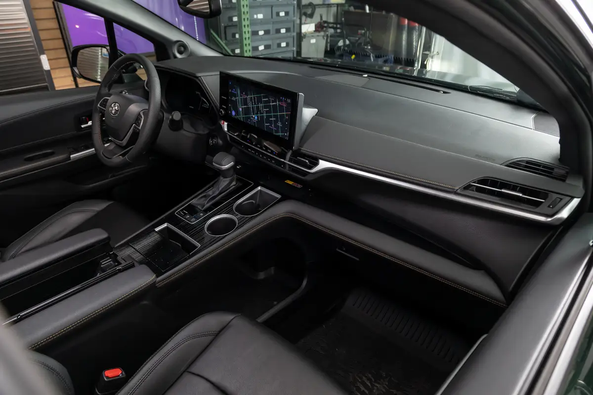toyota sienna xle 2025 16 interior front row jpg