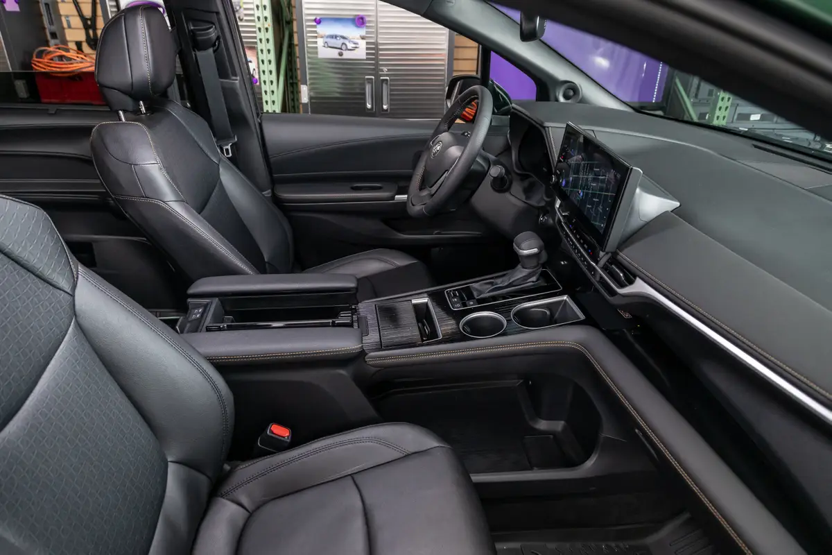 toyota sienna xle 2025 17 interior front row jpg