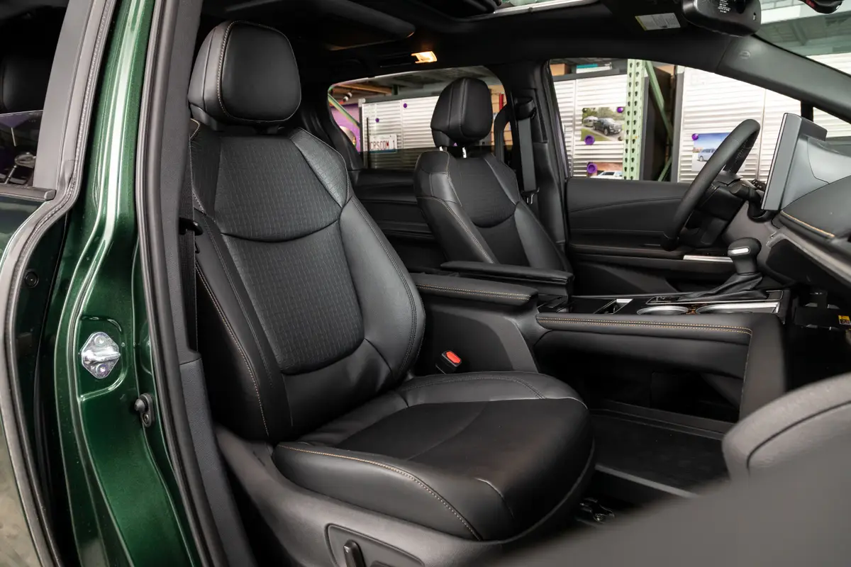 toyota sienna xle 2025 18 interior front row seat jpg