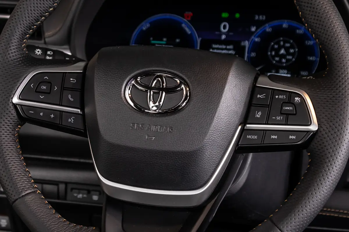 toyota sienna xle 2025 21 interior steering wheel controls jpg