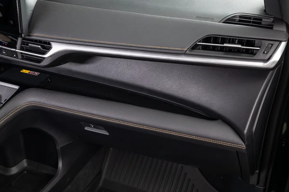 toyota sienna xle 2025 32 interior dashboard jpg