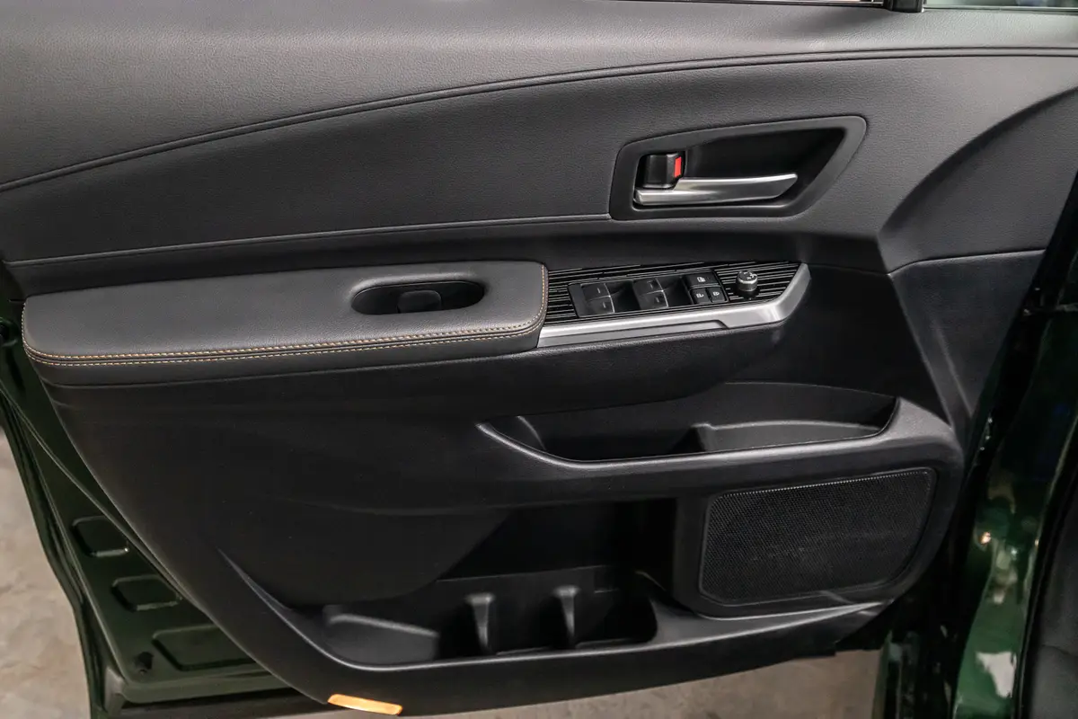 toyota sienna xle 2025 37 interior door jpg
