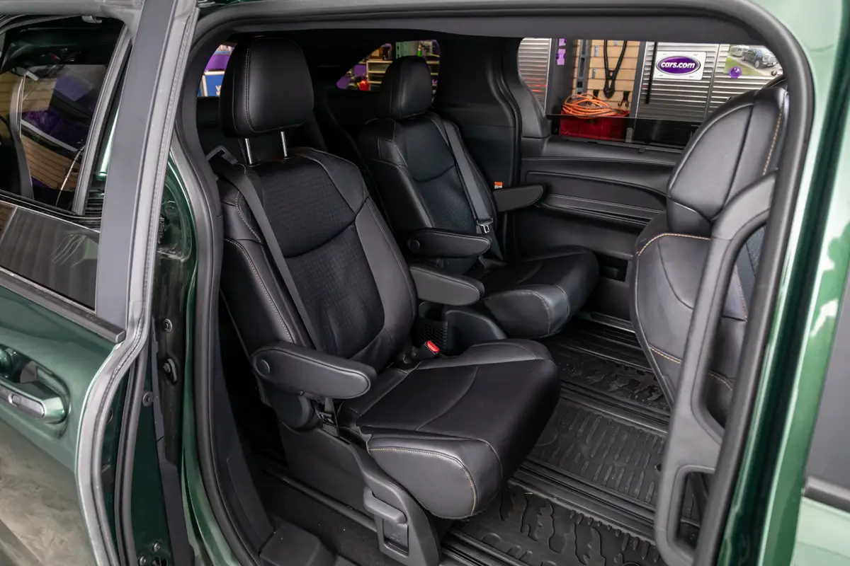 toyota sienna xle 2025 39 interior second row jpg