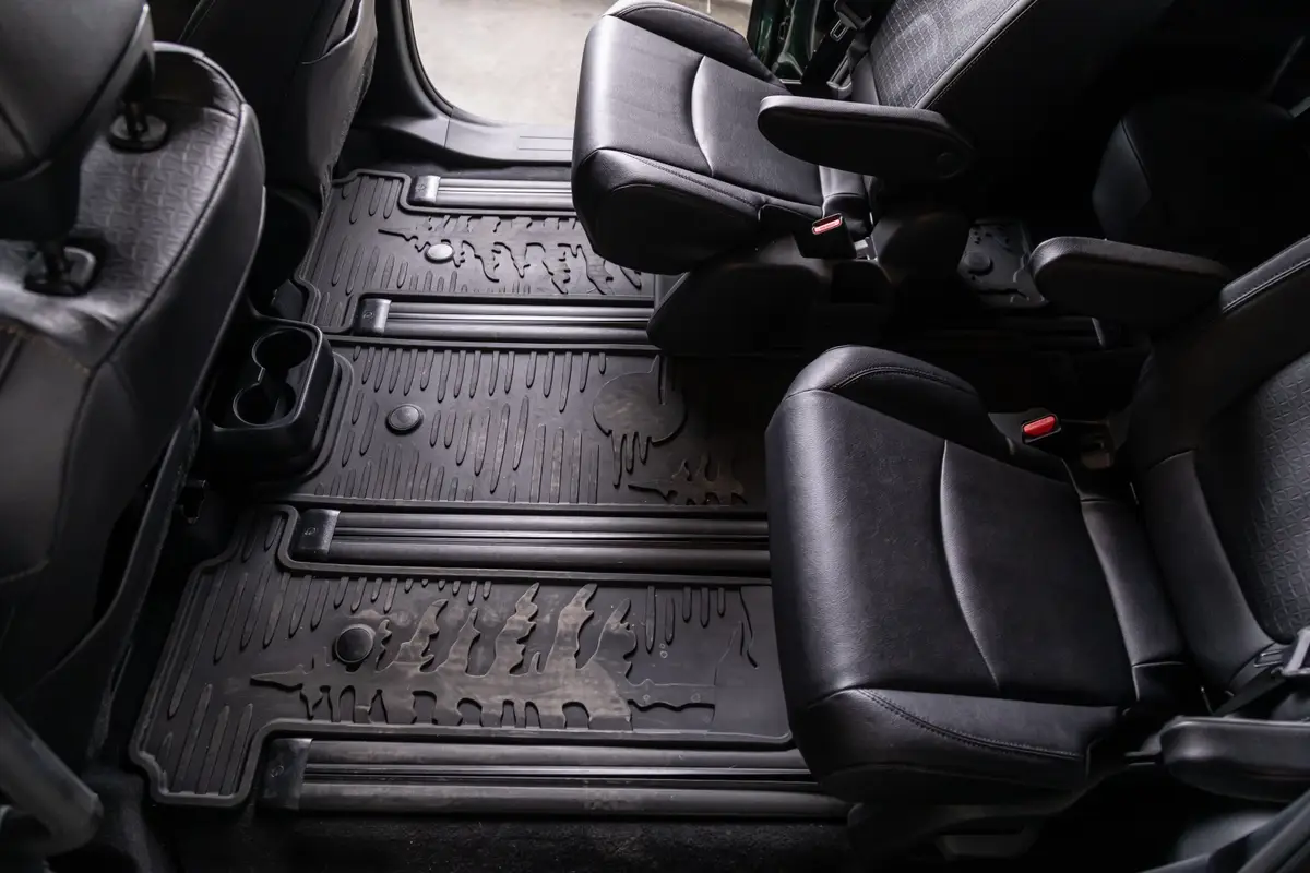toyota sienna xle 2025 40 interior second row jpg