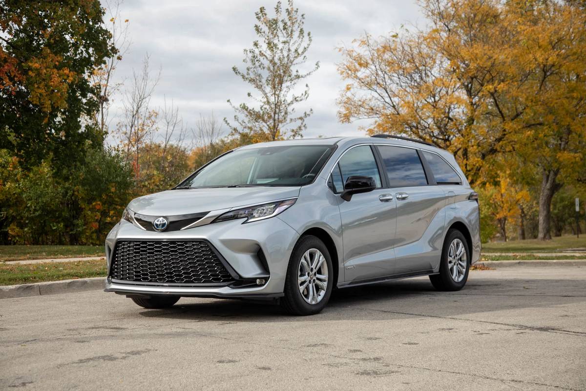 toyota sienna xse 2021 04 angle  exterior  front  silver jpg
