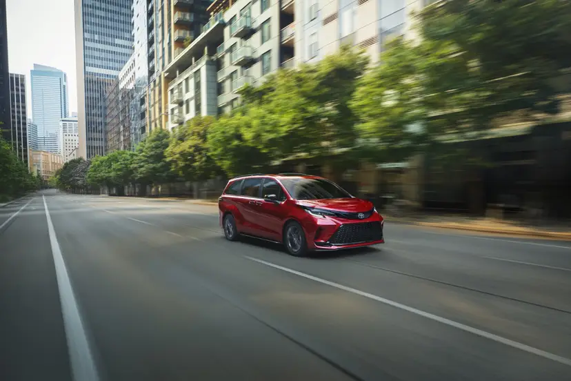 toyota-sienna-xse-exterior-front-angle-oem