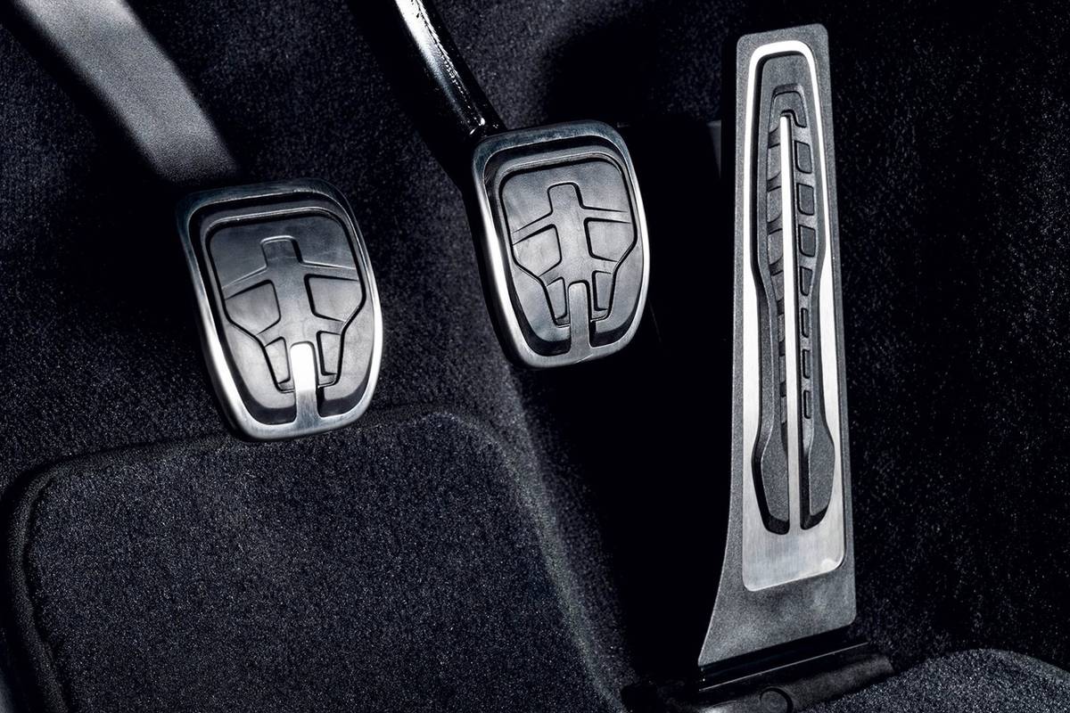 toyota-supra-interior-coupe-detail-pedals