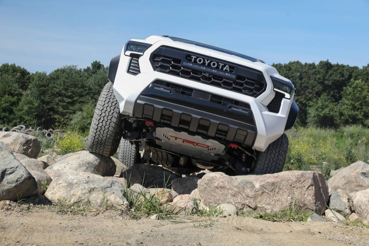 toyota tacoma trd pro 2025 06 exterior dynamic offroad front scaled jpg