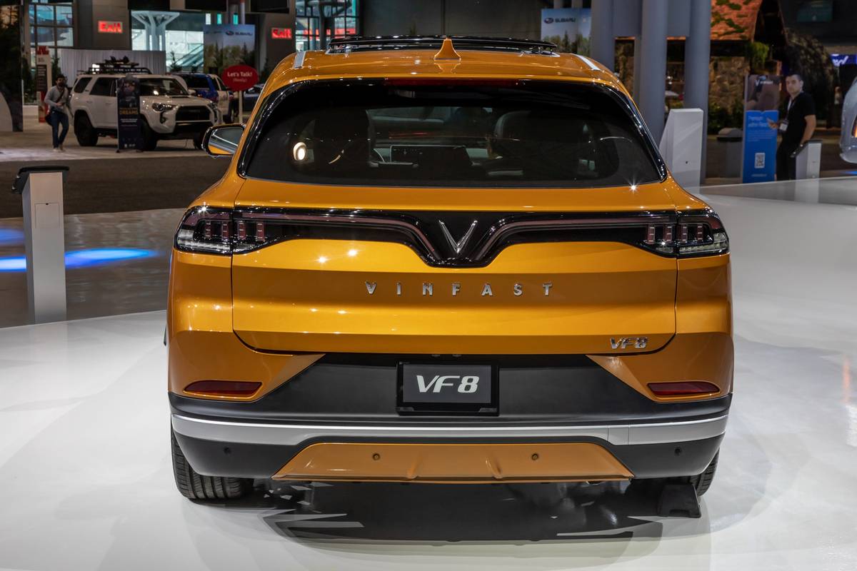 vinfast-vf-8-2023-09-badge-exterior-orange-suv-taillights