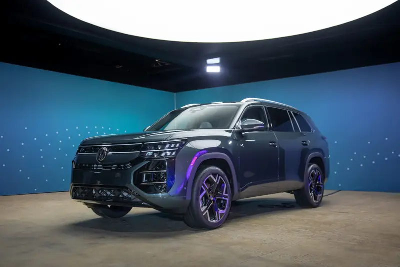 volkswagen-atlas-2027-01-exterior-front-angle