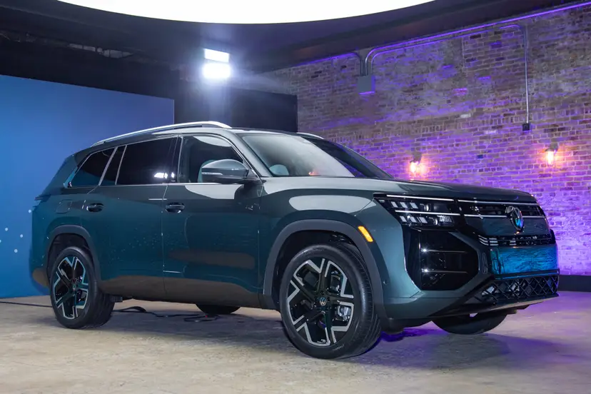 volkswagen-atlas-2027-02-exterior-front-angle