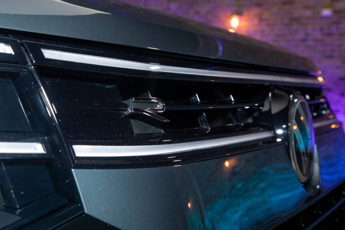 volkswagen atlas 2027 05 exterior front badge scaled jpg