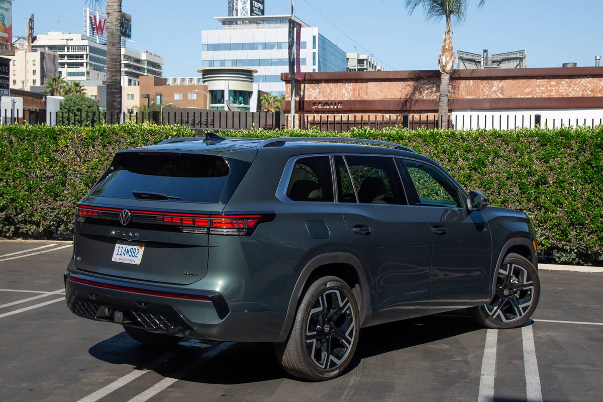 volkswagen atlas 2027 10 exterior rear angle green scaled jpg