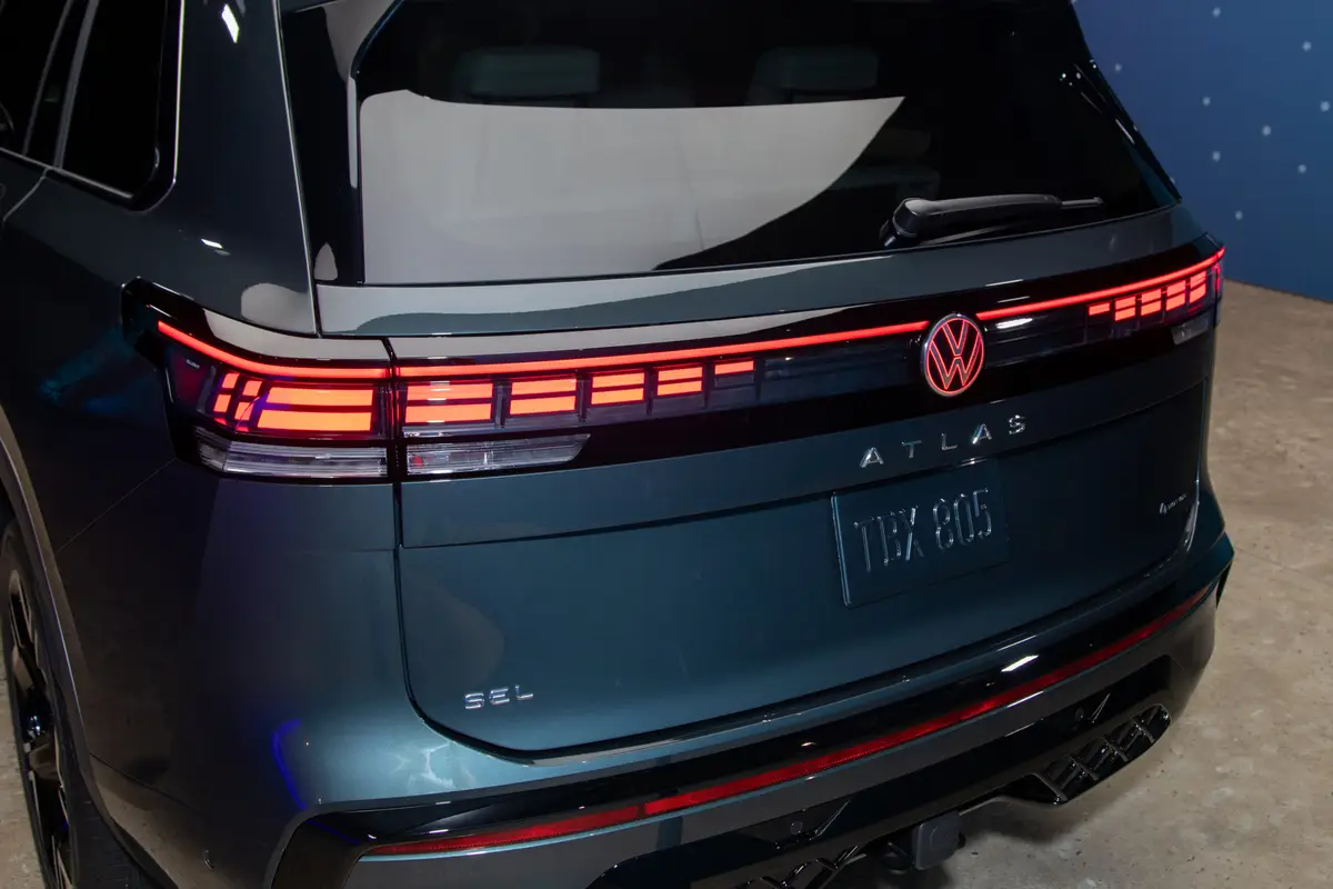 volkswagen atlas 2027 12 exterior taillight scaled jpg