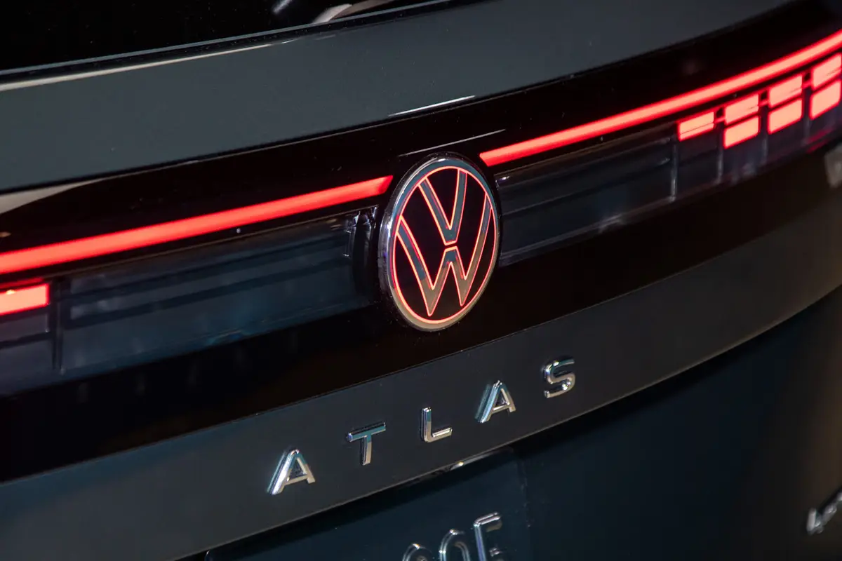 volkswagen atlas 2027 13 exterior rear badge scaled jpg