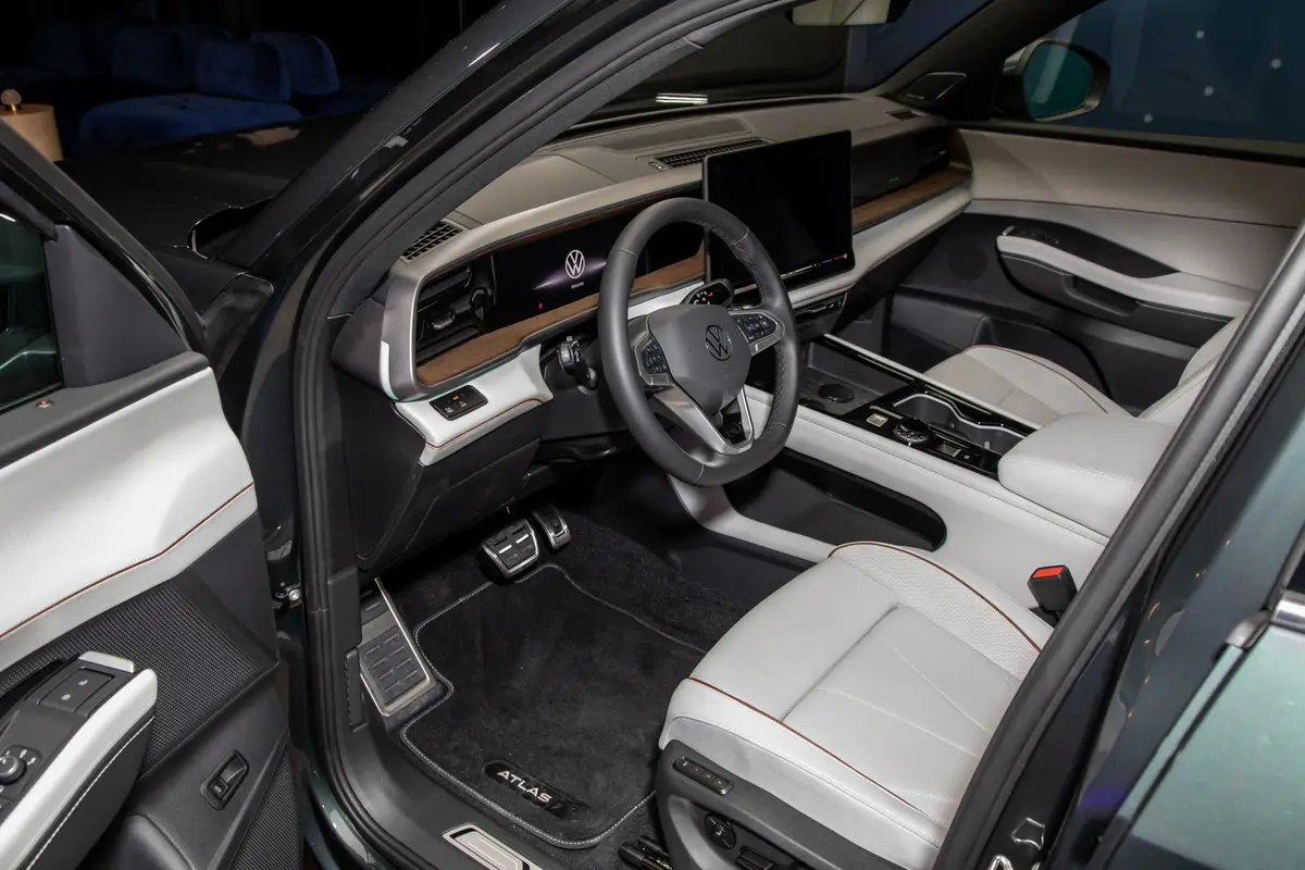 volkswagen atlas 2027 17 interior front row scaled jpg
