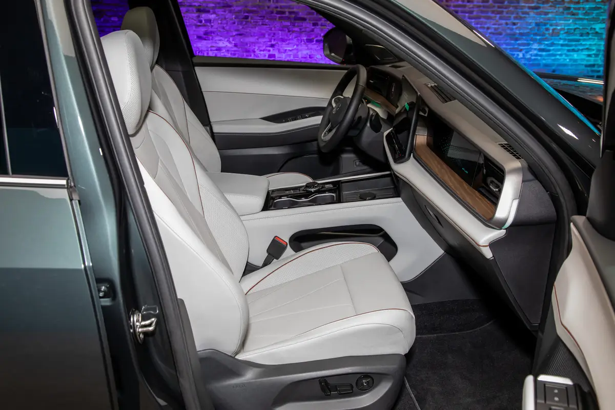 volkswagen atlas 2027 18 interior front row scaled jpg